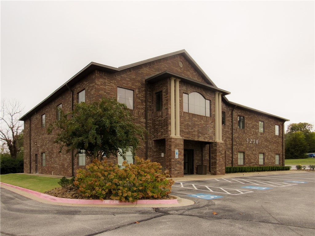 5230 Willow Creek Dr, Springdale, AR 72762