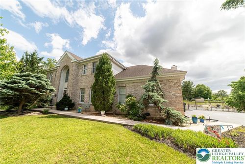 5526 Holiday Dr, ALLENTOWN, PA, 18104-9441 | Card Image