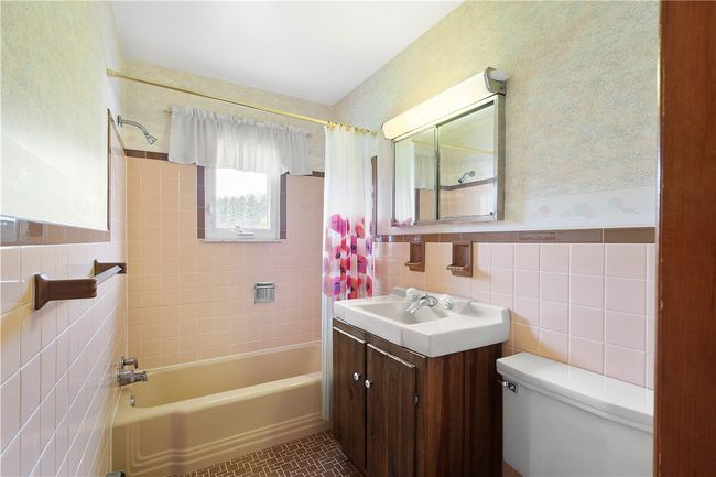 Hallway Bathroom | Image 19