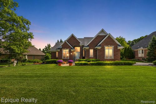 5675 Golf Pointe Dr, Clarkston, MI, 48348-5148 | Card Image