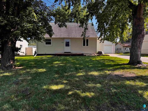 5609 W 15th St Street, Sioux Falls, SD, 57106 | Card Image