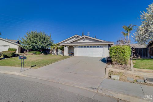 3012 Brock Way, Bakersfield, CA, 93306-1811 | Card Image
