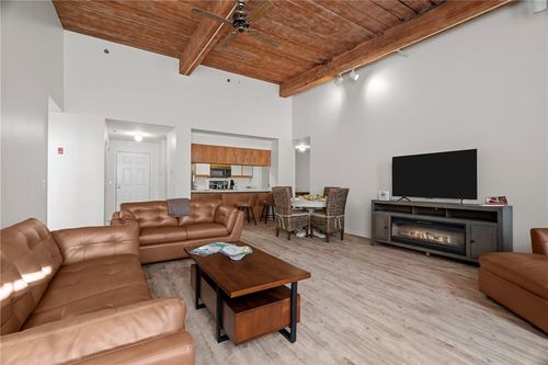 15 Higgins St, Smithfield, RI, 02917-4032 | Card Image