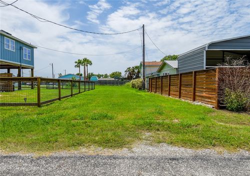 719 E Hackberry St, Rockport, TX, 78382-2429 | Card Image