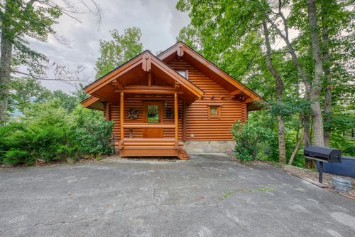917 Pine Cone Way, Gatlinburg, TN, 37738-6378 | Card Image