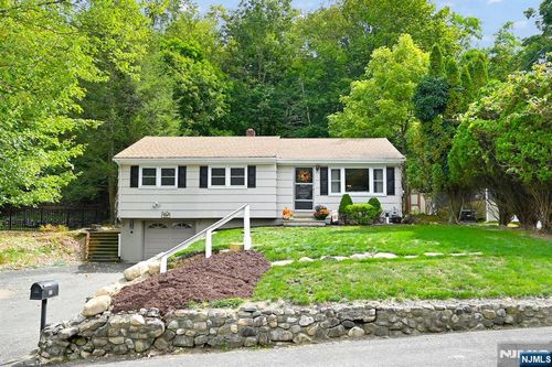 88 Minnehaha Blvd, Oakland, NJ, 07436-2815 | Card Image