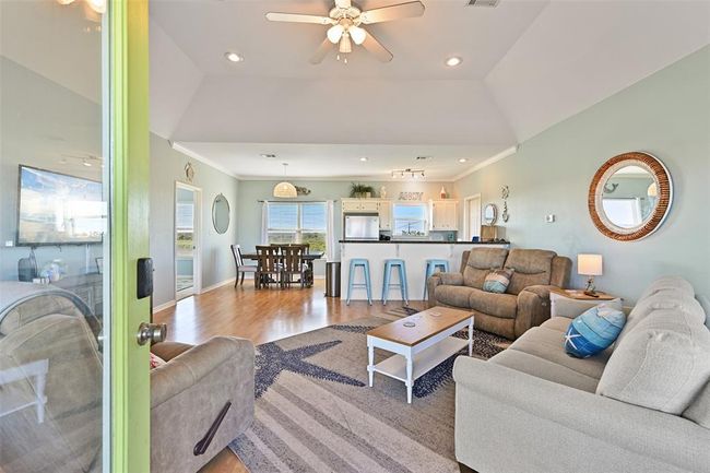 3233 Castle Dr, House other with 3 bedrooms, 2 bathrooms and 1 parking in Crystal Beach TX | Image 4