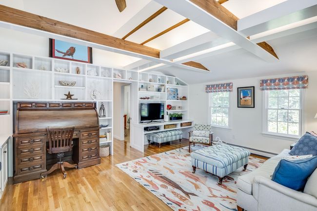 family room | Image 37