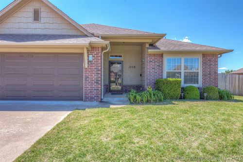 1228 134th St, Glenpool, OK, 74033-2239 | Card Image