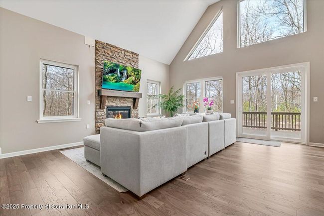Living Room | Image 7