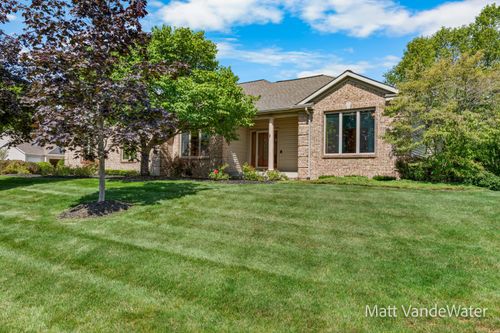8102 Park West Dr, Jenison, MI, 49428-8631 | Card Image