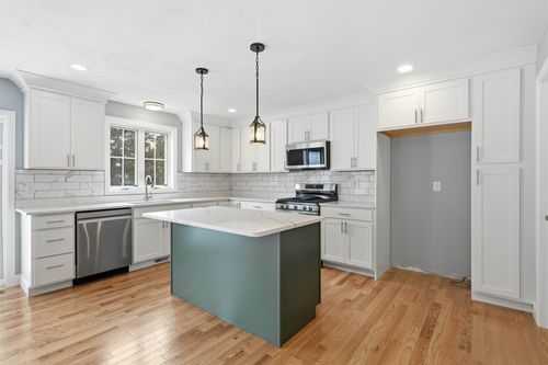 7 Buker St, Nashua, NH, 03064-2025 | Card Image