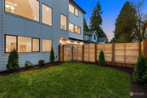 3633 Ne 120th St, Seattle, WA, 98125-5749 | Card Image