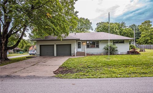 601 S Mulberry St, Louisburg, KS, 66053-4111 | Card Image