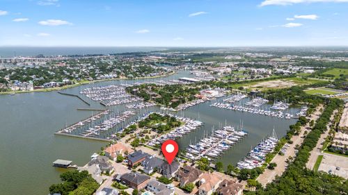 4 Mariners Ln, Kemah, TX, 77565-2250 | Card Image