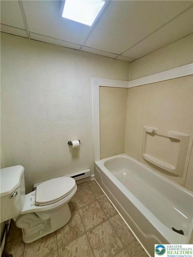 APT-5 - 631 Pen Argyl St, Condo with 2 bedrooms, 1 bathrooms and null parking in Pen Argyl PA | Image 8