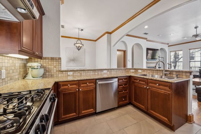1012 Pavillion St, Townhouse with 2 bedrooms, 3 bathrooms and null parking in Dallas TX | Image 14