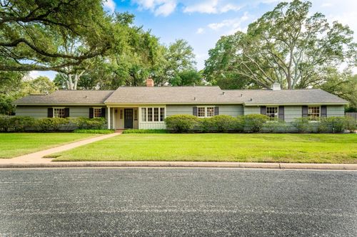 811 Adell St, El Campo, TX, 77437-2401 | Card Image