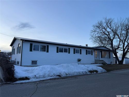 102 3rd St E, Carnduff, SK, S0C | Card Image