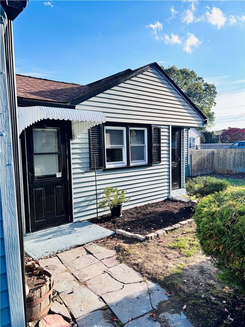 76 Novelty Rd, Warwick, RI, 02889-4530 | Card Image