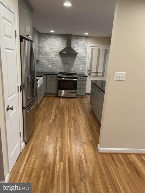 9238 Kristin Ln, FAIRFAX, VA, 22032-1811 | Card Image