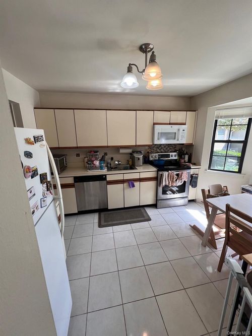 7 Patriot Ct, Huntington, NY, 11743-2658 | Card Image
