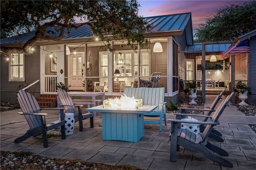 1302 E Cedar St, Rockport, TX, 78382-2940 | Card Image