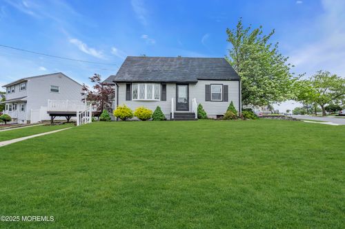 99 Crestview Rd, Fords, NJ, 08863-2007 | Card Image