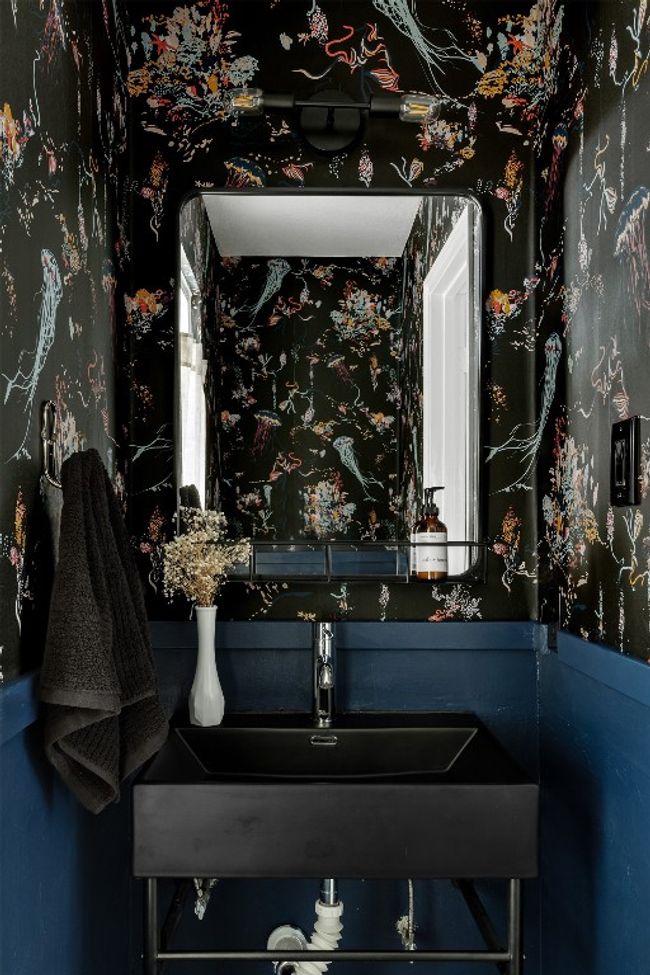 Powder bath, located near front door | Image 17