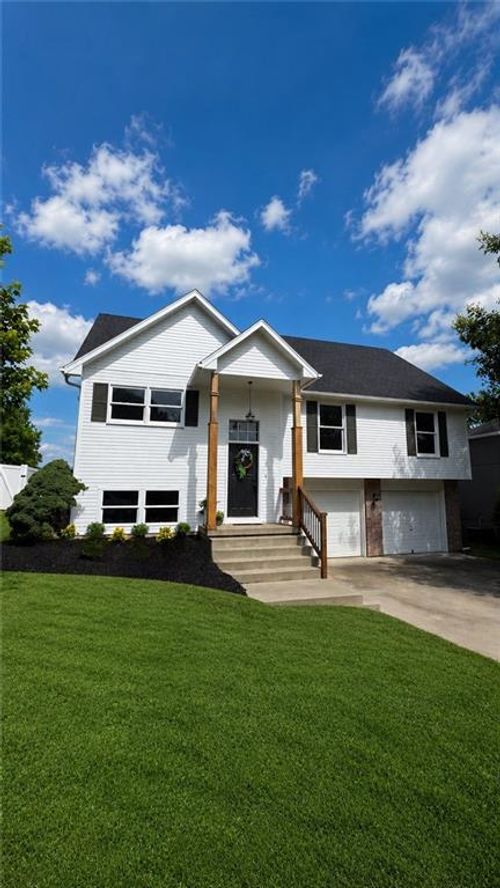 207 Parkway Dr, Warrensburg, MO, 64093-2083 | Card Image