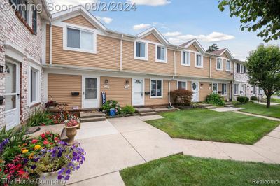 11526 Messmore Road, Condo with 2 bedrooms, 1 bathrooms and null parking in Utica MI | Image 2