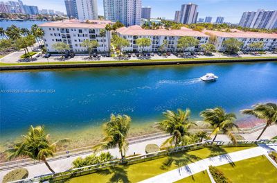 608 - 3250 Ne 188th Street, Condo with 3 bedrooms, 5 bathrooms and null parking in Aventura FL | Image 3