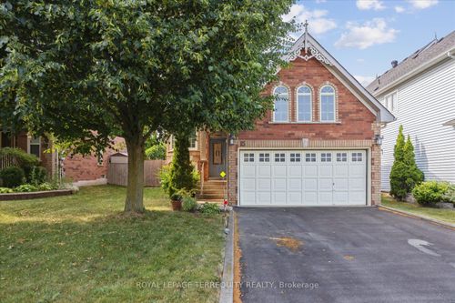 15 Waring Ave, Whitby, ON, L1M1G4 | Card Image
