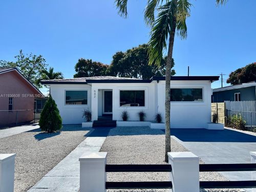 542 E 20th St, Hialeah, FL, 33013-4138 | Card Image