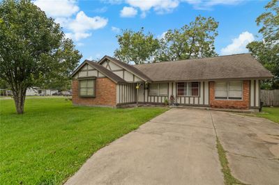 Front of the house with four car driveway | Image 1