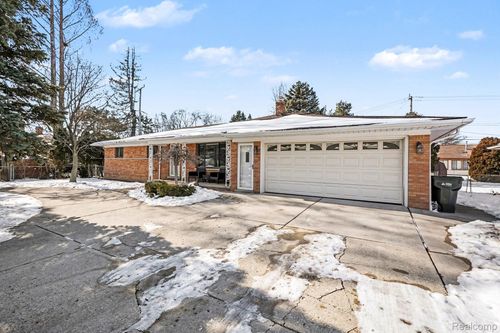 37635 Maas Dr, Sterling Heights, MI, 48312-1951 | Card Image