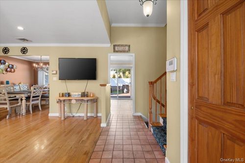 21 Eleanor Rd, Plainview, NY, 11803-5427 | Card Image