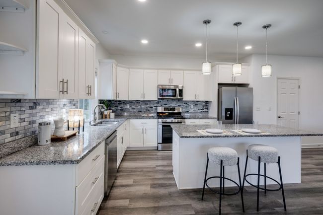 DREAM Kitchen w/ Granite Island/Breakfast Bar | Image 12