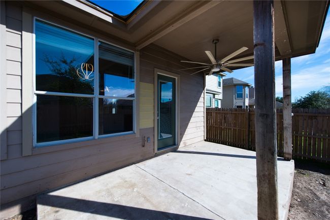 Large covered back patio | Image 31