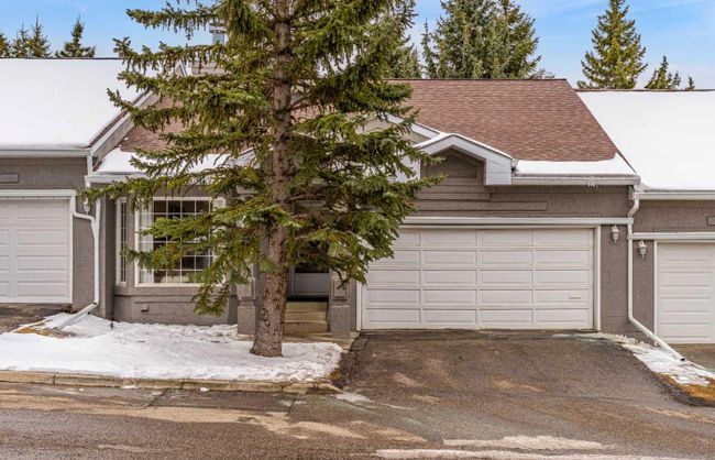 25 Gladstone Gardens Sw, Home with 4 bedrooms, 3 bathrooms and 4 parking in Calgary AB | Image 2