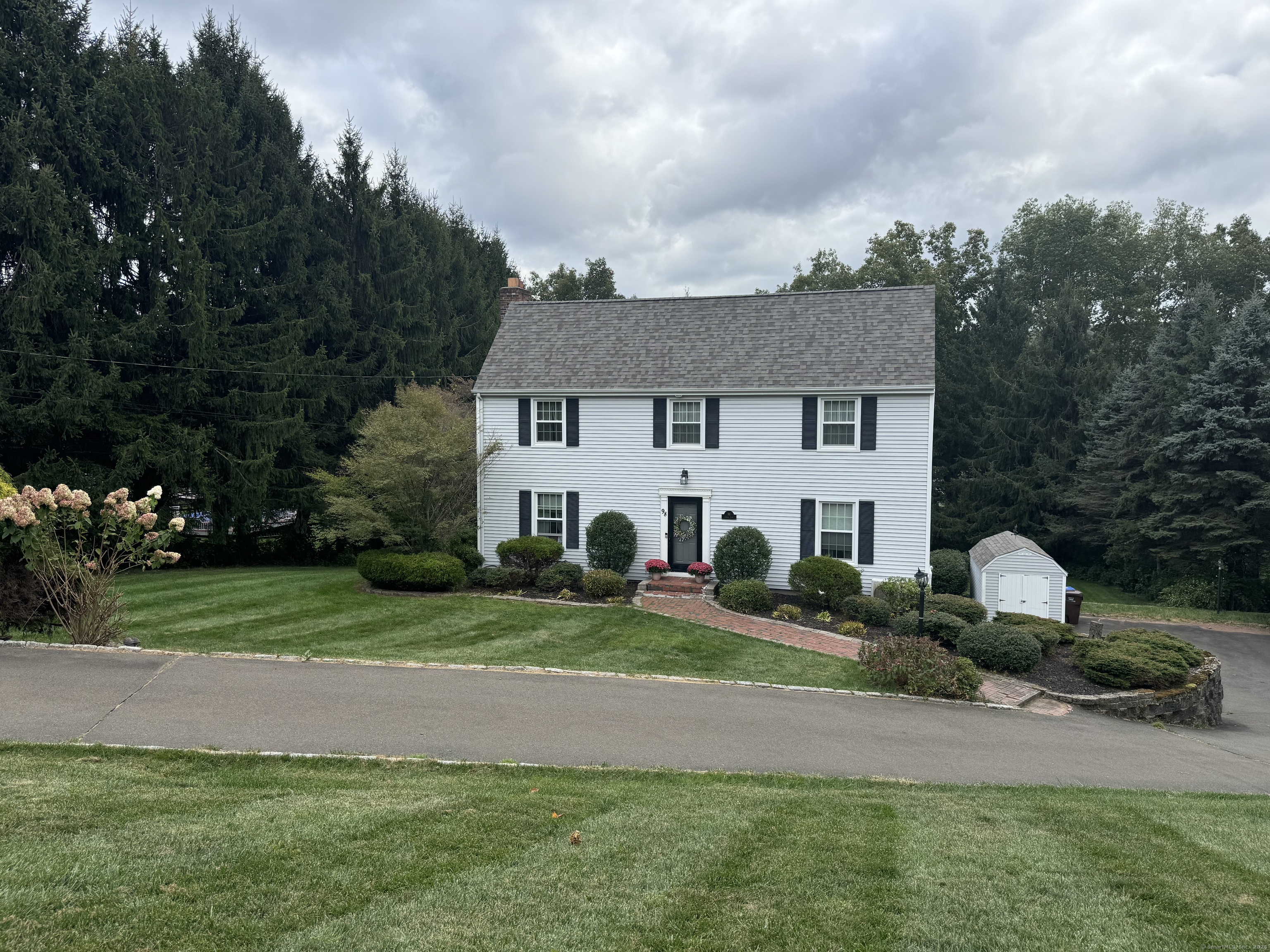 Oxbow Ln, Northford, CT 06472