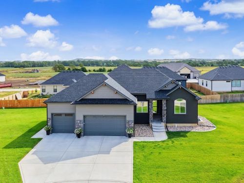 2606 Dunnwood Dr, Salina, KS, 67401-2210 | Card Image