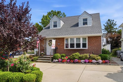 24 Broadmoor Ln, Westbury, NY, 11590-4226 | Card Image