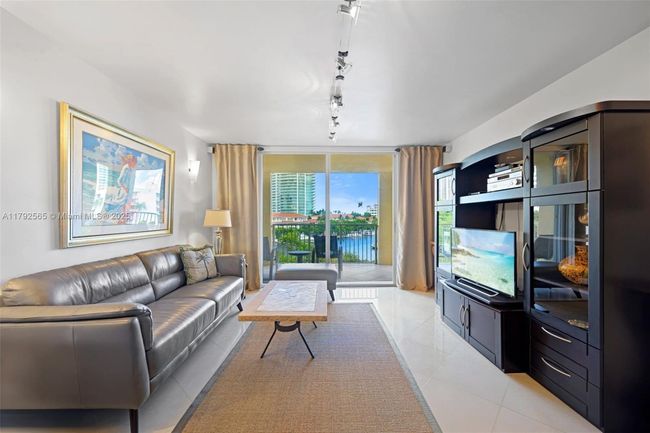 1406 - 19999 E Country Club Dr, Condo with 2 bedrooms, 2 bathrooms and null parking in Aventura FL | Image 5