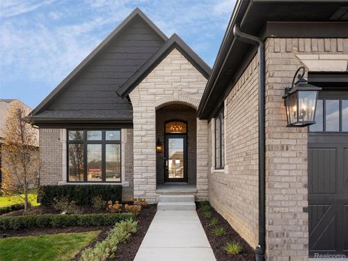 13924 Arthur Ct, Washington Township, MI, 48094-4022 | Card Image