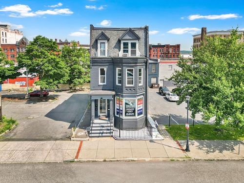 284 Maple St, Holyoke, MA, 01040-5037 | Card Image
