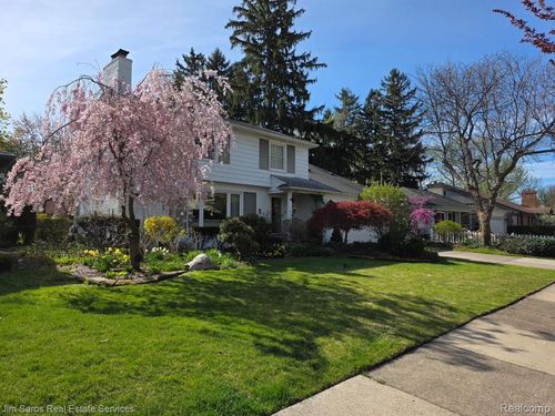 20114 Fairway Dr, Grosse Pointe Woods, MI, 48236-2437 | Card Image