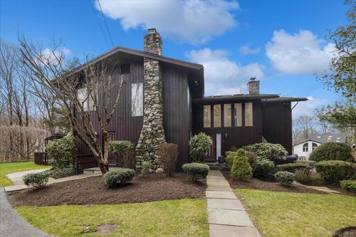 693 Den Rd, Stamford, CT, 06903-3808 | Card Image