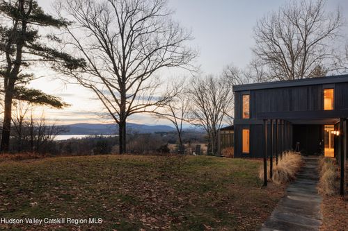 110 Old Albany Post Rd, Rhinebeck, NY, 12572-2660 | Card Image