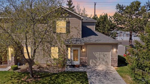 527 S Blue Pine Ln, Boise, ID, 83705 | Card Image